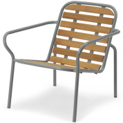 кресло для отдыха с деревянным основанием и серой обивкой