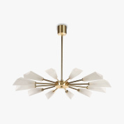 люстра с радиальными металлическими лучами и матовыми плафонами по кругу