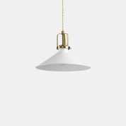 подвесной светильник с матовым белым плафоном и золотистым держателем