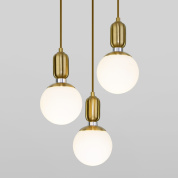 подвесной светильник с тремя шарообразными матовыми стеклянными плафонами