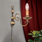 одноламповое настенное бра с патинированной арматурой и свечным форм-фактором