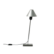 прикроватная лампа с куполообразным абажуром и изящной стойкой