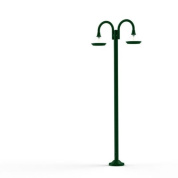 двухрожковый уличный фонарь с изогнутыми кронштейнами на зелёной опоре