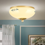 накладной потолочный светильник с округлым стеклянным плафоном с декоративной росписью