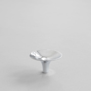 фурнитурная ручка с глянцевым хромовым покрытием и изогнутой формой