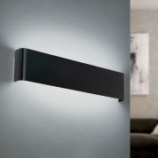 настенный светильник прямой вытянутой формы с матовым рассеиванием вверх-вниз