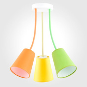 трехламповый потолочный светильник с коническими металлическими плафонами на цветных проводах