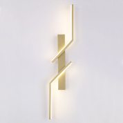 настенный светильник с геометрическим золотым корпусом и световым элементом по диагонали