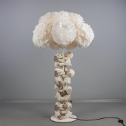 напольный светильник с текстильным пушистым абажуром и декоративной стойкой из мягких игрушек