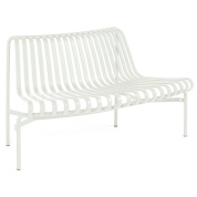 скамейка для парка с дугообразной спинкой кремово-белого цвета