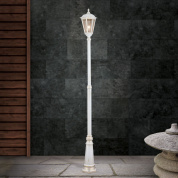 уличный парковый фонарь на высокой стойке с прозрачным защитным колпаком