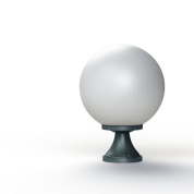 садовый светильник с круглым плафоном на короткой опоре