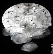 потолочная люстра с круглыми рельефными стеклянными плафонами в декоративной композиции