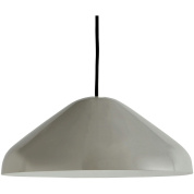 подвесной светильник с плавно изогнутым металлическим плафоном холодно-серого оттенка