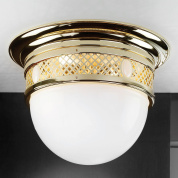 потолочный накладной светильник с крупным опаловым куполом и латунной декоративной вставкой