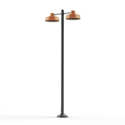 двухрожковый уличный фонарь с медными плафонами купольной формы