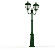 уличный фонарь с двумя рожками на зелёной опоре