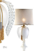 настольная лампа с керамическим основанием и крупным текстильным абажуром