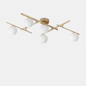 потолочная люстра с пятью белыми шарами на металлических перекладинах золотого цвета