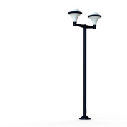 уличный фонарь с двумя рожками и матовыми плафонами на синей опоре