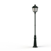 уличный фонарь на столбе с куполообразным плафоном серо-зелёного оттенка