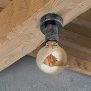 потолочный светильник в винтажном стиле с открытой лампой и патинированным патроном