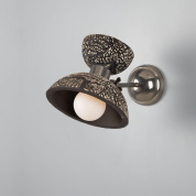 одноламповый настенный светильник с керамическим абажуром органической формы в тёмной текстуре