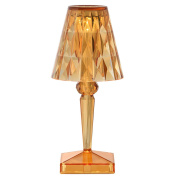 настольный светильник с абажуром светло-оранжевого оттенка