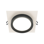 встраиваемый потолочный светильник белого цвета с квадратной рамкой и черной окантовкой