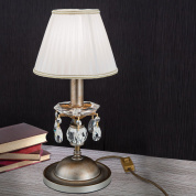 настольная лампа с текстильным абажуром и хрустальными элементами на серебристо-золотой ножке