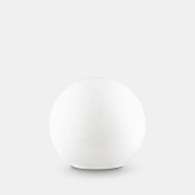 уличный светильник в виде белого шара среднего размера для установки вдоль тропинок