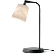 настольная лампа с плафоном из светлого материала на чёрной опоре