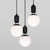подвесной светильник с тремя шарообразными матовыми стеклянными плафонами