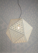 подвесной светильник с ажурным металлическим плафоном геометрической формы