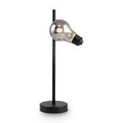 настольная лампа с металлическим отражателем на черной стойке