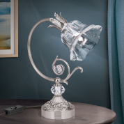 настольная лампа с фигурным металлическим корпусом и рельефным стеклянным абажуром