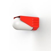 настенное бра с красным изогнутым корпусом