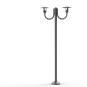 уличный фонарный столб серого цвета с тремя рожками