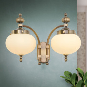 двухламповое настенное бра с матовыми опаловыми плафонами и патинированной арматурой