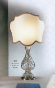 настольная лампа с гранёным стеклянным основанием и фигурным абажуром с мягкими краями