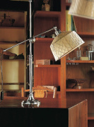 настольная лампа с хрустальной ножкой и широким абажуром