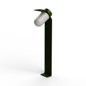 садовый уличный светильник на стойке с овальным плафоном и зелёной опорой
