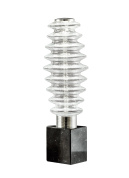 настольная лампа с многоярусным стеклянным корпусом на каменном основании