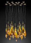 подвесной светильник с длинными стеклянными подвесками на тросах