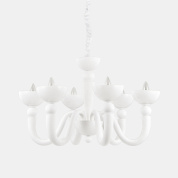 белая люстра с шестью рожками и глянцевыми плафонами