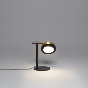 настольная лампа с металлическим абажуром полусферической формы на стойке