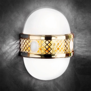 настенное бра с овальным опаловым плафоном и декоративным орнаментом в рамке