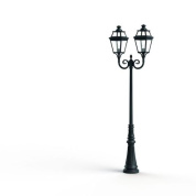 двойной фонарный столб зелёного оттенка с прозрачными плафонами