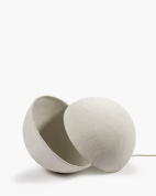 напольный светильник скульптурной формы с шарообразным корпусом