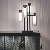 настольная лампа с четырьмя стеклянными плафонами цилиндрической формы и латунными акцентами